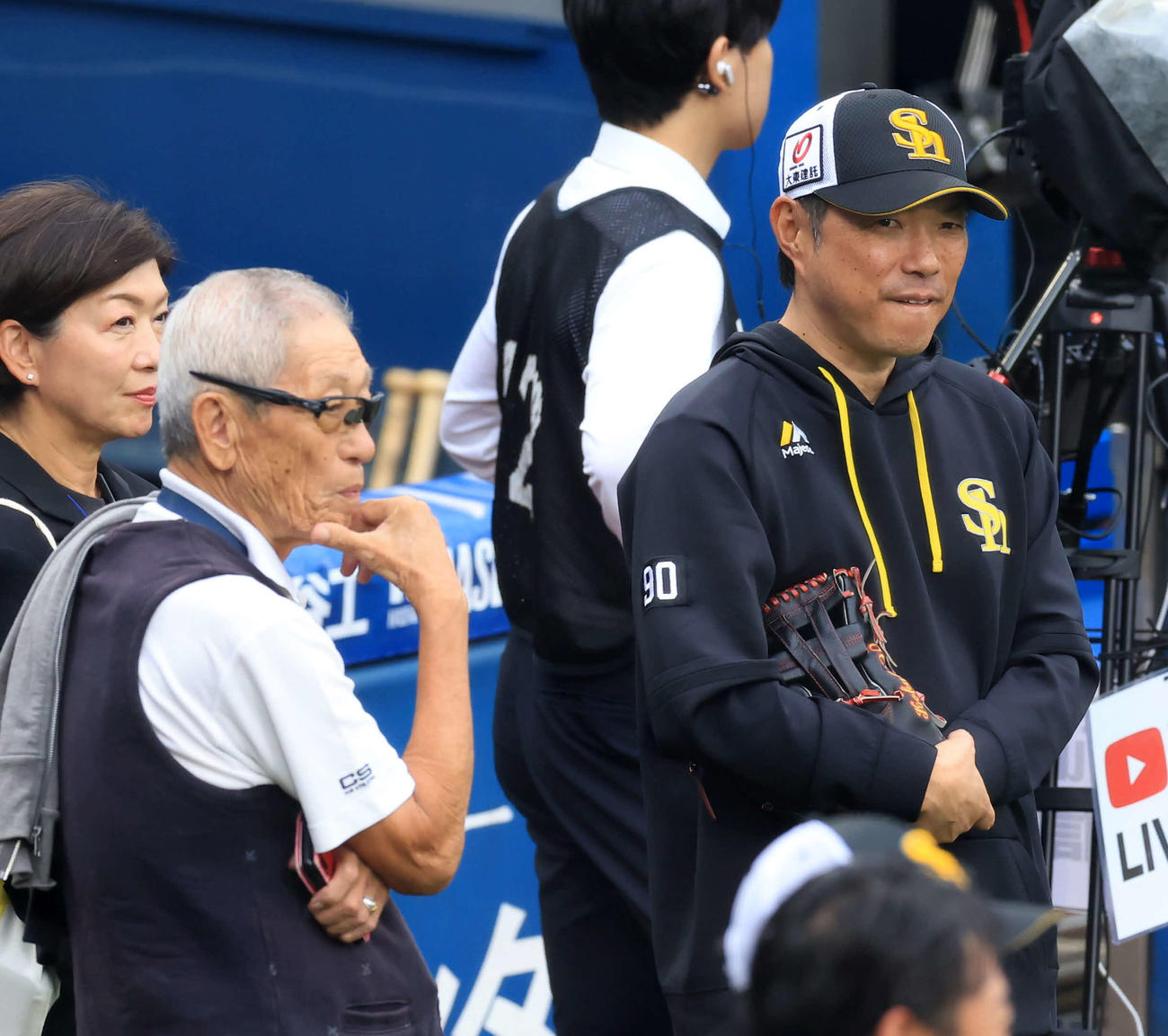 DeNA対ソフトバンク　試合前、権藤博氏（左）と話すソフトバンク小久保監督（撮影・浅見桂子）