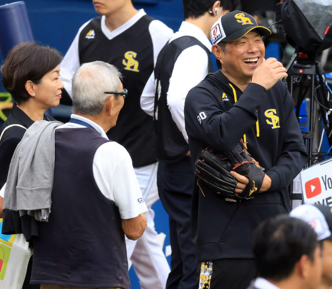 DeNA対ソフトバンク　試合前、権藤博氏（左）と談笑するソフトバンク小久保監督（撮影・浅見桂子）