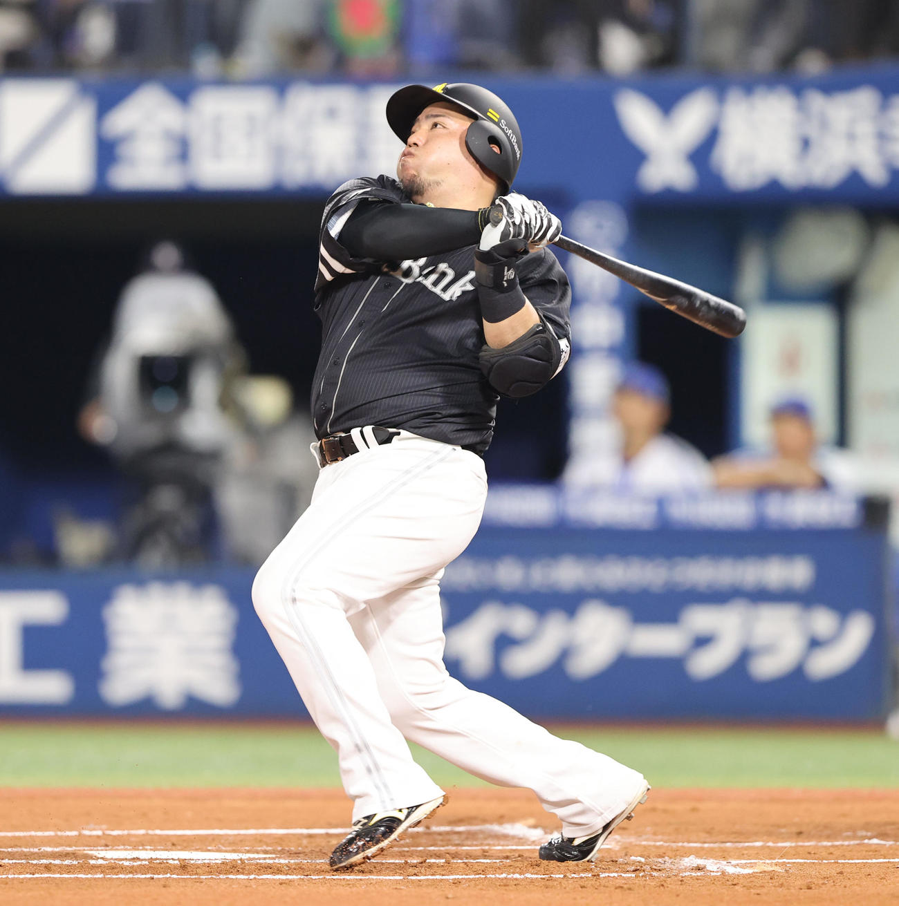 DeNA対ソフトバンク　1回表ソフトバンク2死一塁、山川は左越えに先制となる2点本塁打を放つ（撮影・梅根麻紀）