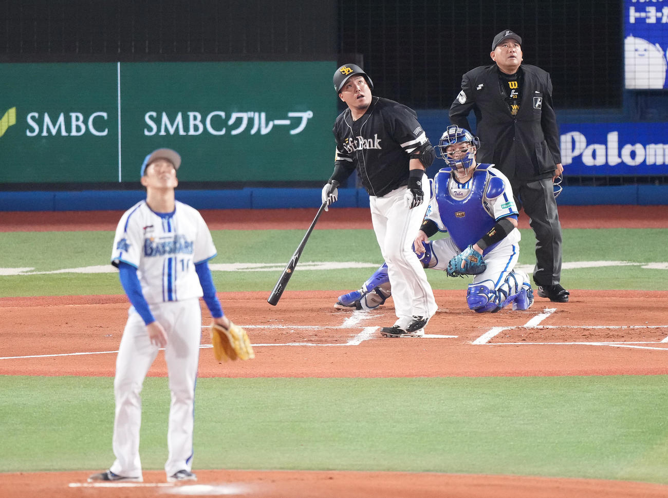 DeNA対ソフトバンク　1回表ソフトバンク2死一塁、先制の左越え2点本塁打を放つ山川。投手大貫（撮影・鈴木みどり）