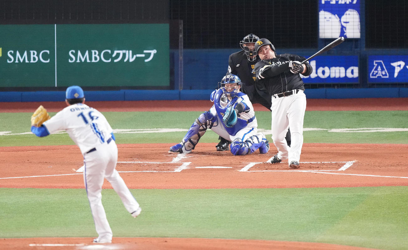 DeNA対ソフトバンク　1回表ソフトバンク2死一塁、先制の左越え2点本塁打を放つ山川。投手大貫（撮影・鈴木みどり）