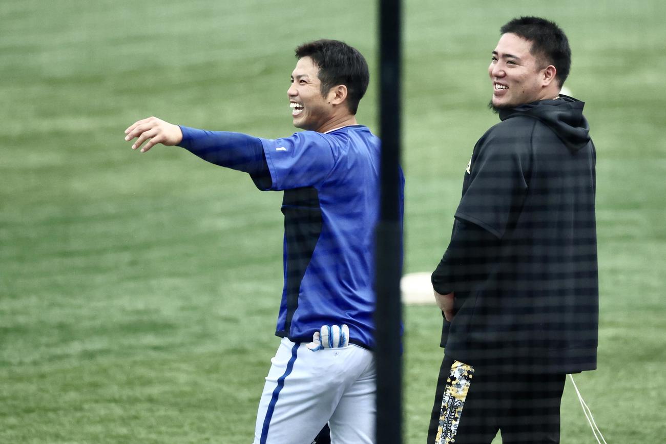 DeNA対ソフトバンク　試合前、言葉を交わすDeNA桑原（左）とソフトバンク山川（撮影・河田真司）