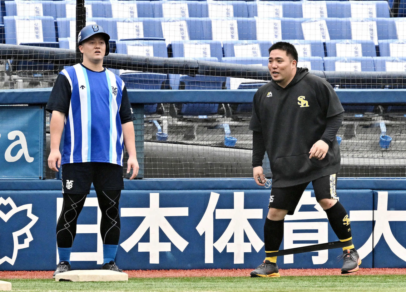 DeNA対ソフトバンク　試合前練習で話すDeNA牧（左）とソフトバンク山川（撮影・滝沢徹郎）