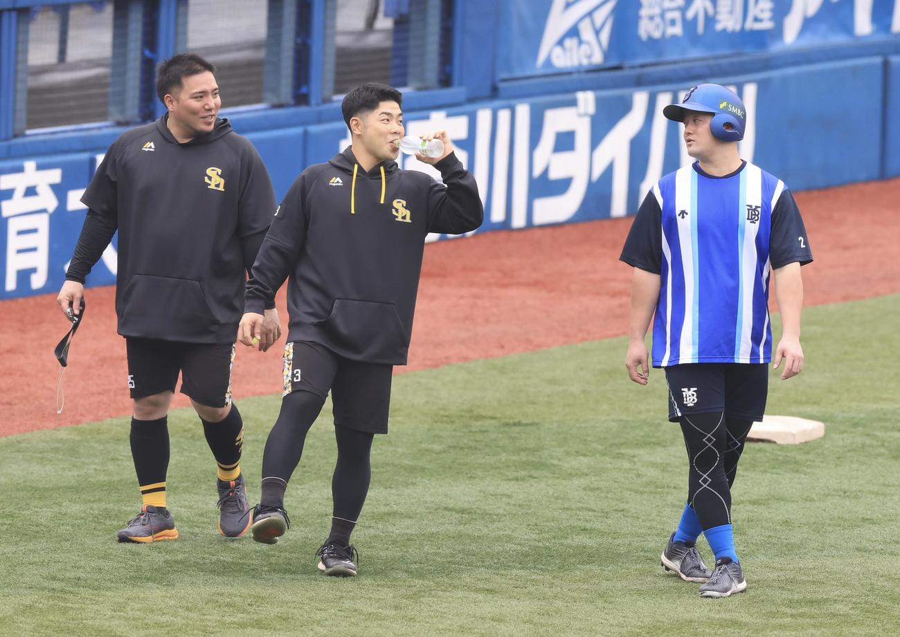 DeNA対ソフトバンク　試合前、話し込む、左からソフトバンク山川、近藤、DeNA牧(撮影・浅見桂子)