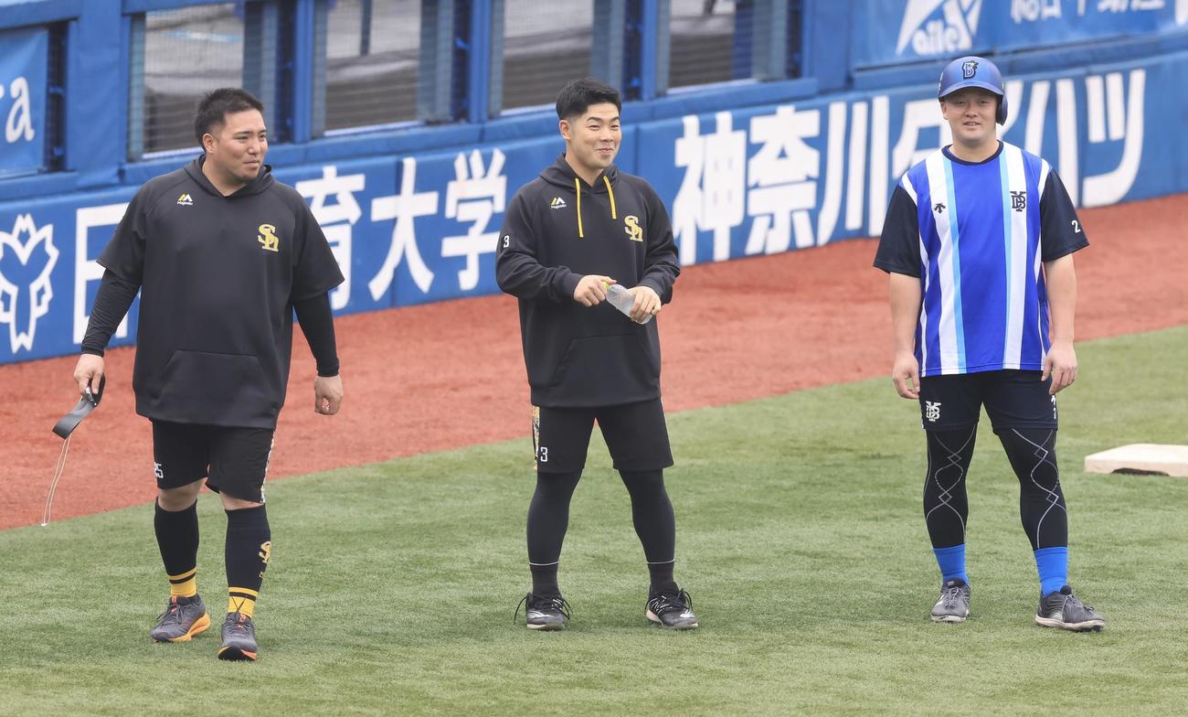 DeNA対ソフトバンク　試合前、話し込む、左からソフトバンク山川、近藤、DeNA牧(撮影・浅見桂子)