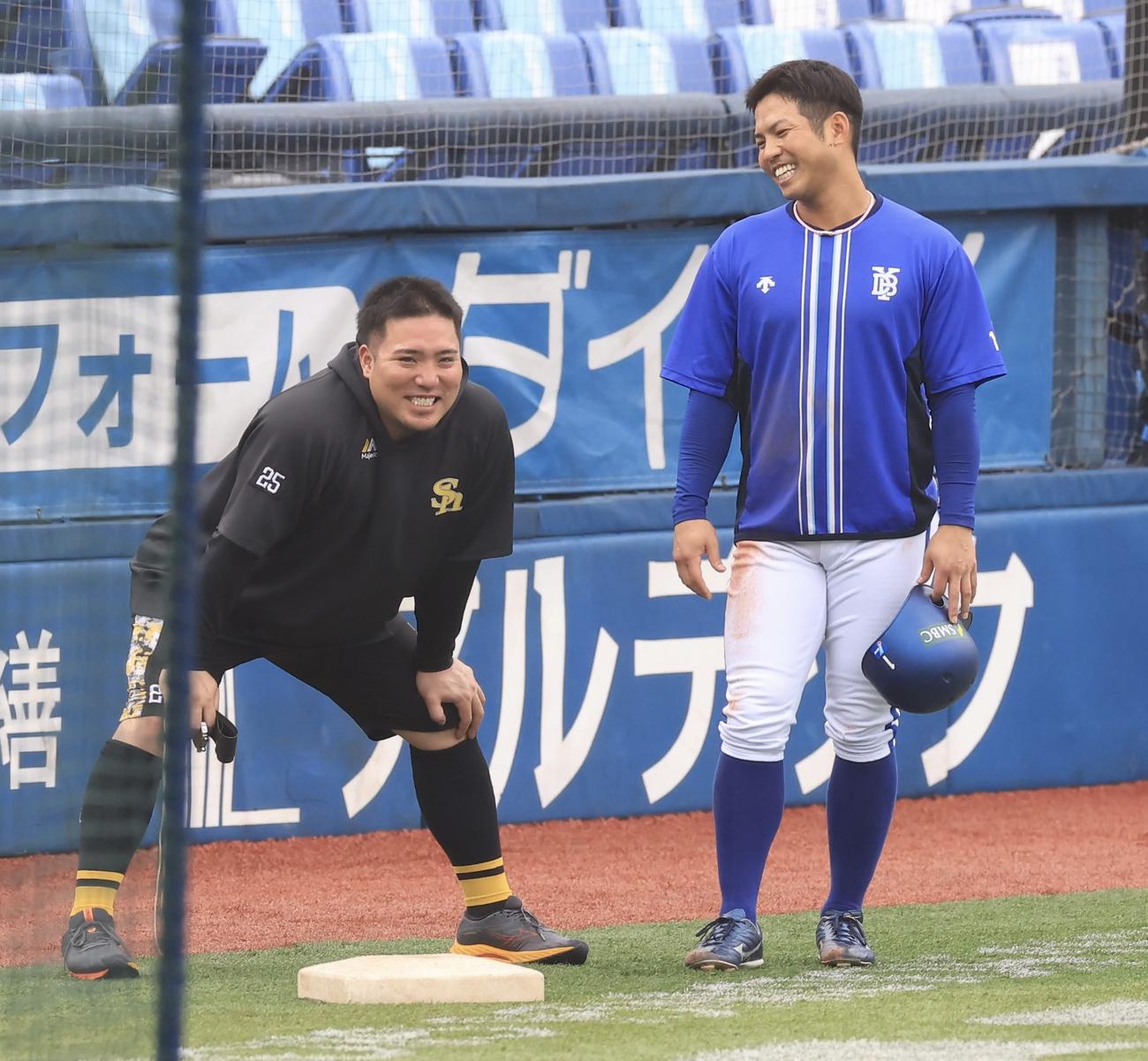 DeNA対ソフトバンク　試合前練習で談笑するソフトバンク山川穂高(左)とDeNA桑原(撮影・浅見桂子)