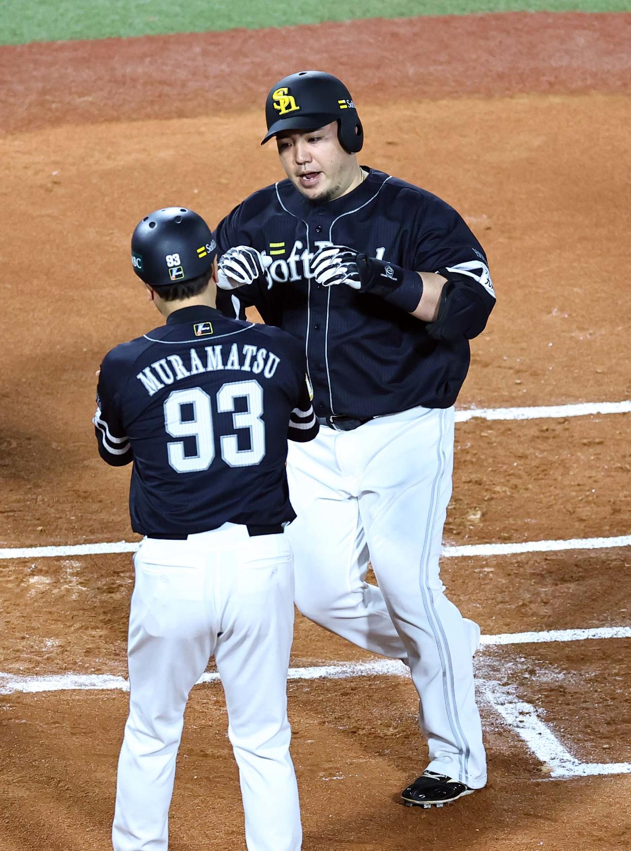DeNA対ソフトバンク　1回表ソフトバンク2死一塁、山川（右）は左越え2点本塁打を放つ（撮影・上田博志）