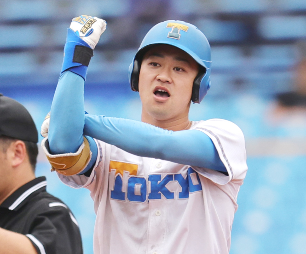 立大対東大　7回裏東大1死、二塁打を放ち喜ぶ中山（撮影・野上伸悟）