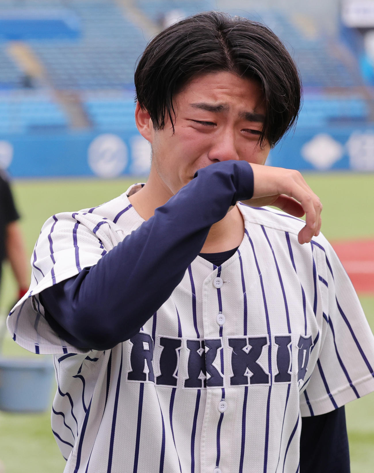 立大対東大　リーグ戦42試合登板で通算7勝の立大の主戦投手、沖は、故障のためラストシーズンはベンチ外。ボールボーイを務めた最終戦で、応援者へのあいさつを終えると涙をこらえきれなかった（撮影・野上伸悟）