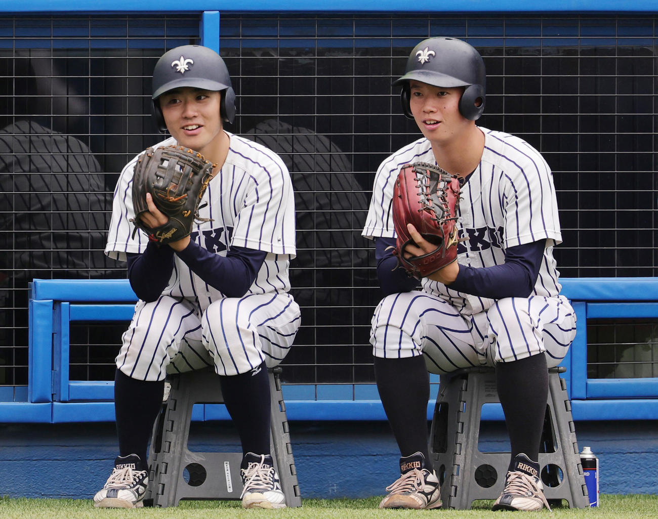 立大対東大　大学ラストシーズンの今季は故障によりベンチを外れた立大の主戦投手、沖政宗（左）は、最終戦で笑顔でボールボーイを務めた（撮影・野上伸悟）