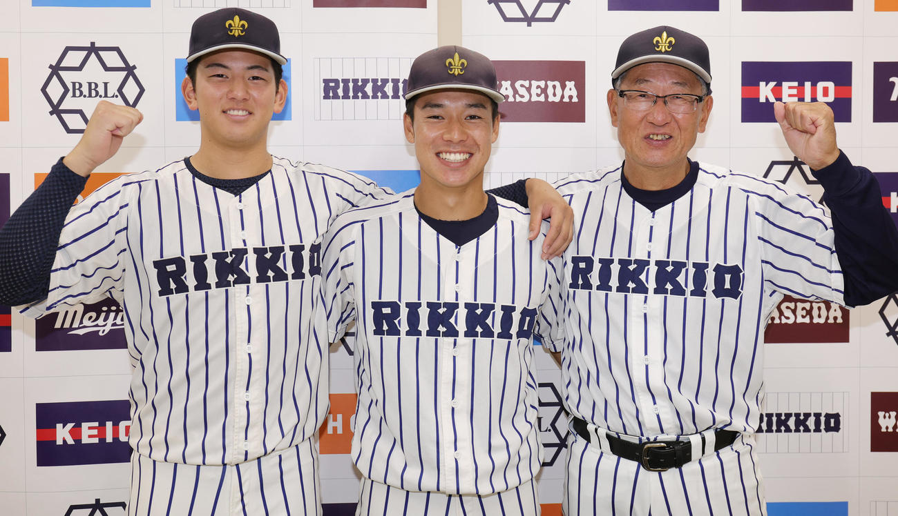 立大対東大　最終戦を勝利で飾り笑顔の、左から立大・田中優、田中祥主将、木村監督（撮影・野上伸悟）