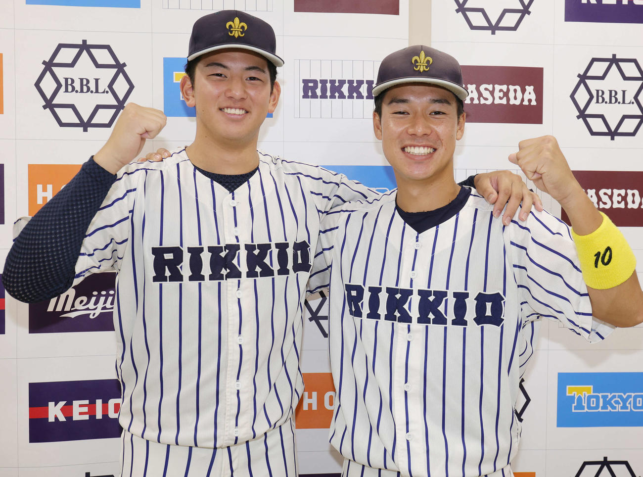 立大対東大　先発し勝利投手となった立大・田中優（左）と、大学生活の有終の美を飾った田中祥主将の仙台育英コンビは、笑顔でガッツポーズ（撮影・野上伸悟）