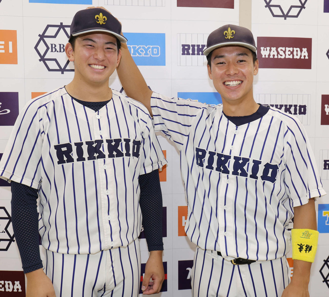 立大対東大　大学での最終戦を勝利で飾った立大・田中祥主将（右）は、仙台育英の3学年後輩で先発し勝利投手となった田中優を笑顔でなでなで（撮影・野上伸悟）