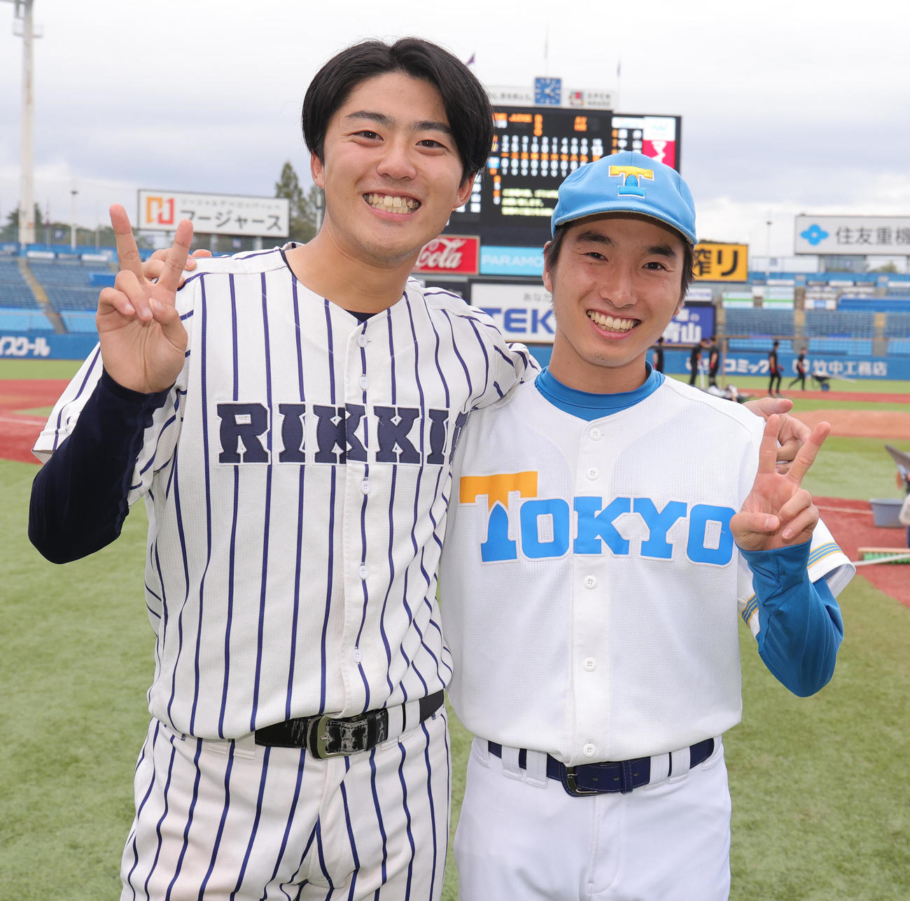 立大対東大　最終戦を終え、記念写真に納まる立大・沖（左）と東大・渡辺向（撮影・野上伸悟）