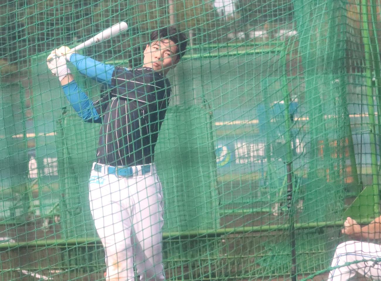 ティー打撃に励む日本ハム清宮