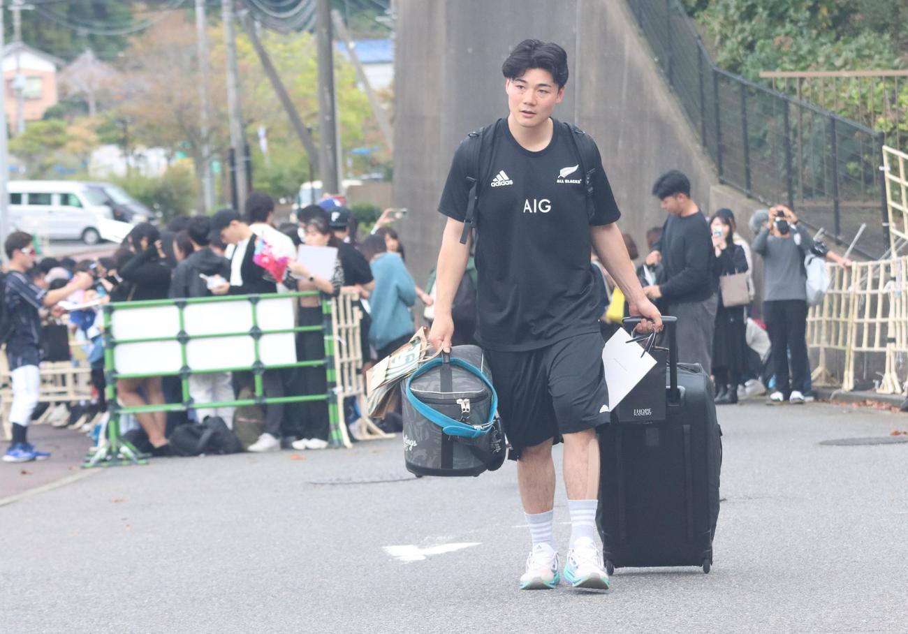 大きな荷物を持って引き上げる日本ハム清宮