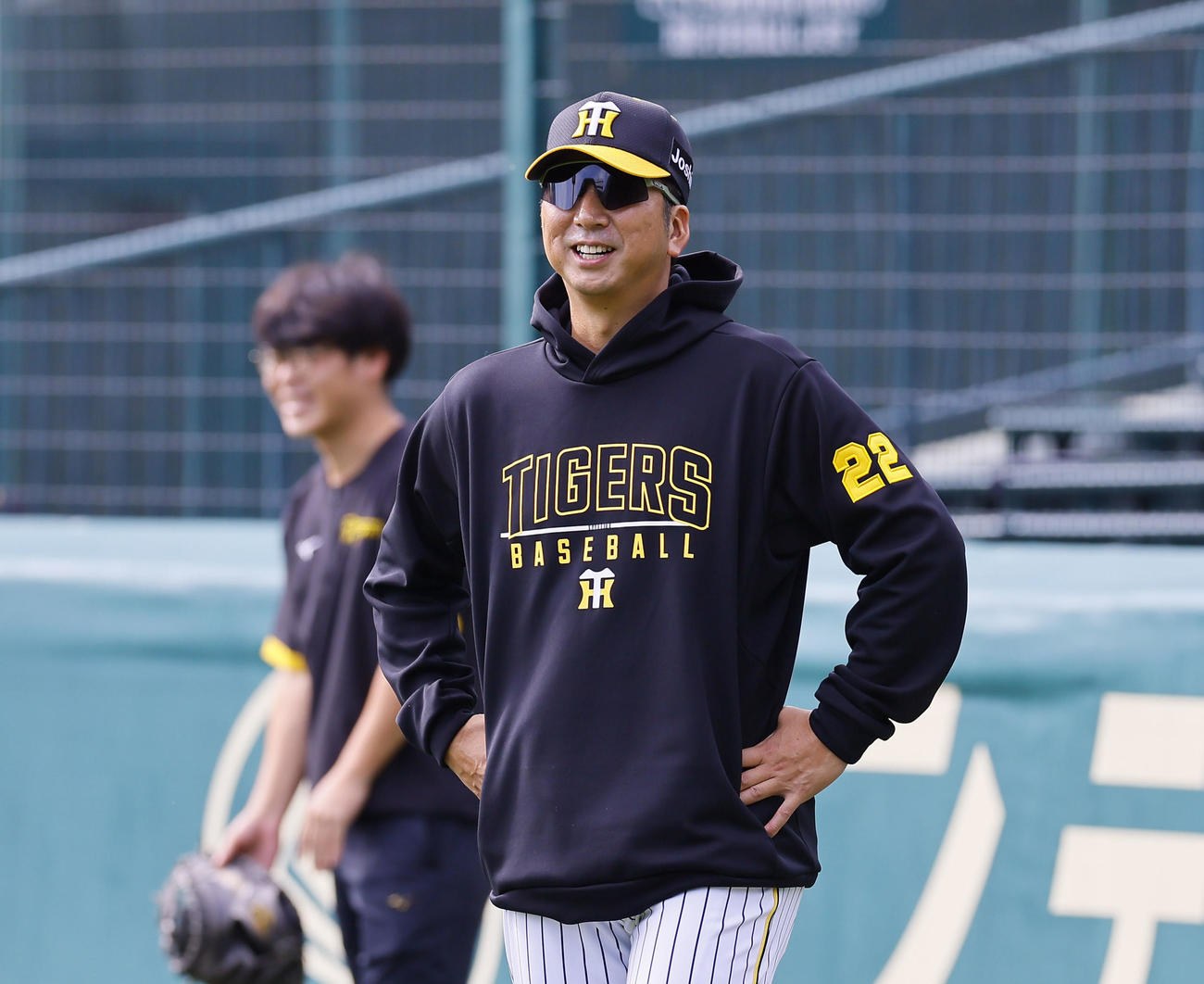 練習を見つめる阪神藤川監督（撮影・藤尾明華）