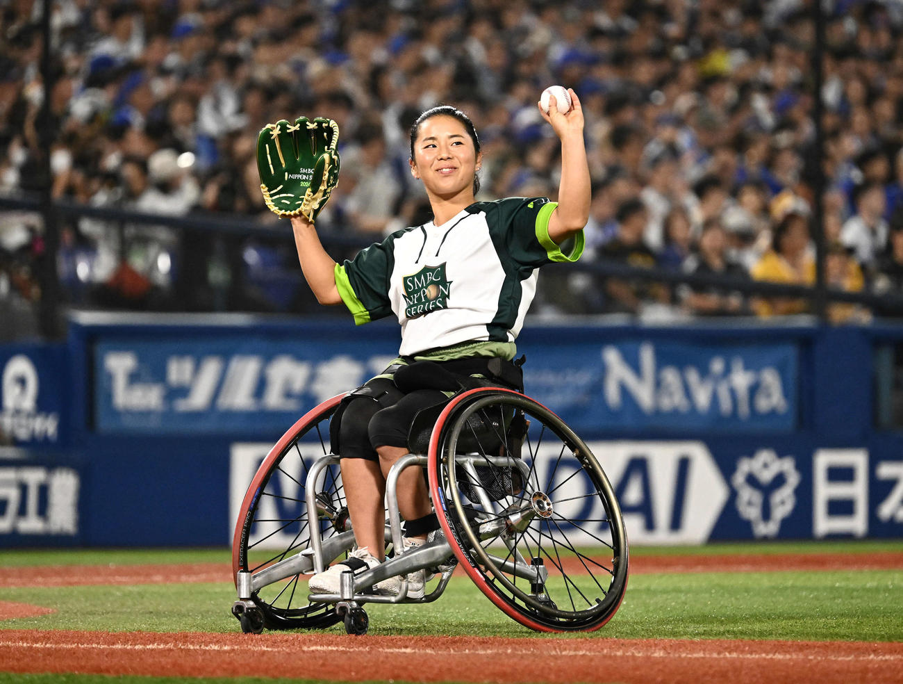DeNA対ソフトバンク　始球式の投球を終え観客席に手を振る車いすテニスプレーヤーの上地（撮影・滝沢徹郎）