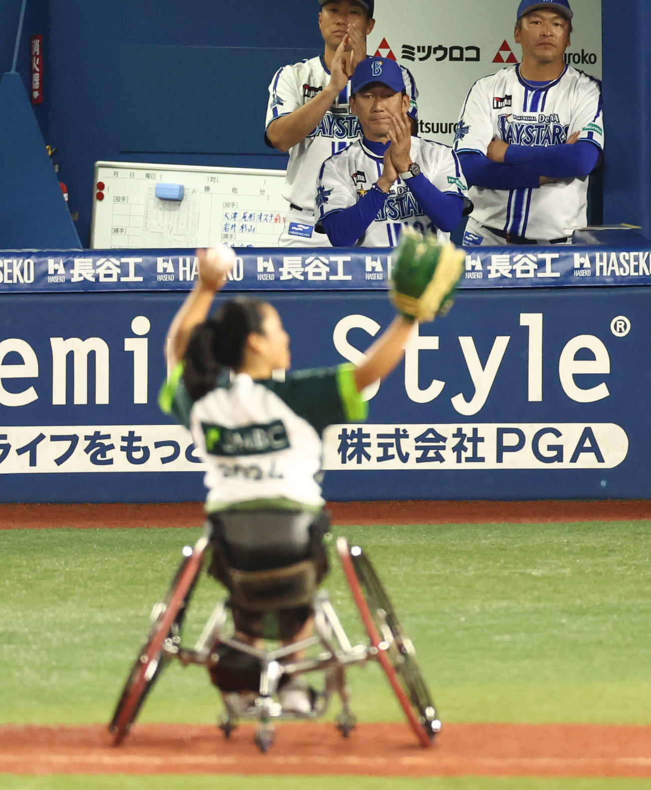 DeNA対ソフトバンク　開始前、始球式を務めたパリパラリンピック車いすテニス女子シングルス、ダブルス金メダリストの上地に拍手を送るDeNA三浦監督（撮影・河田真司）