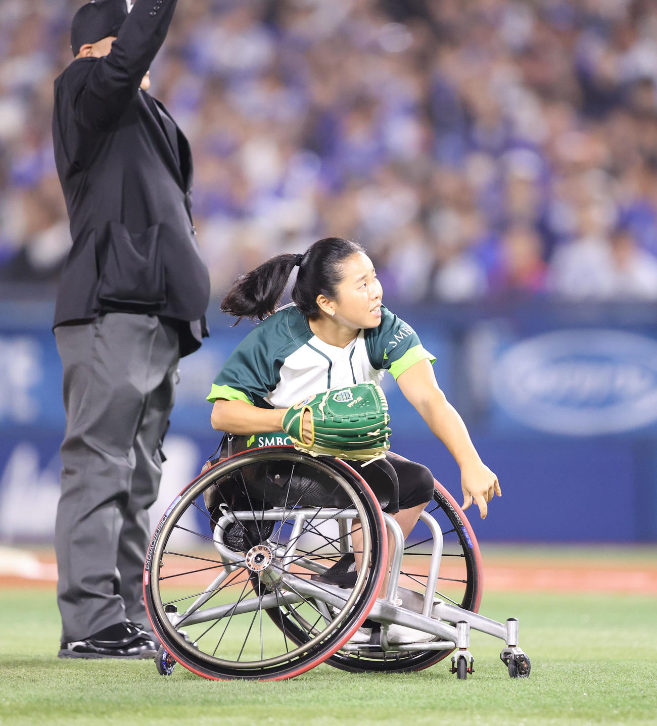 DeNA対ソフトバンク　始球式で見事な投球を披露したプロ車いすテニスプレイヤーの上地（撮影・梅根麻紀）