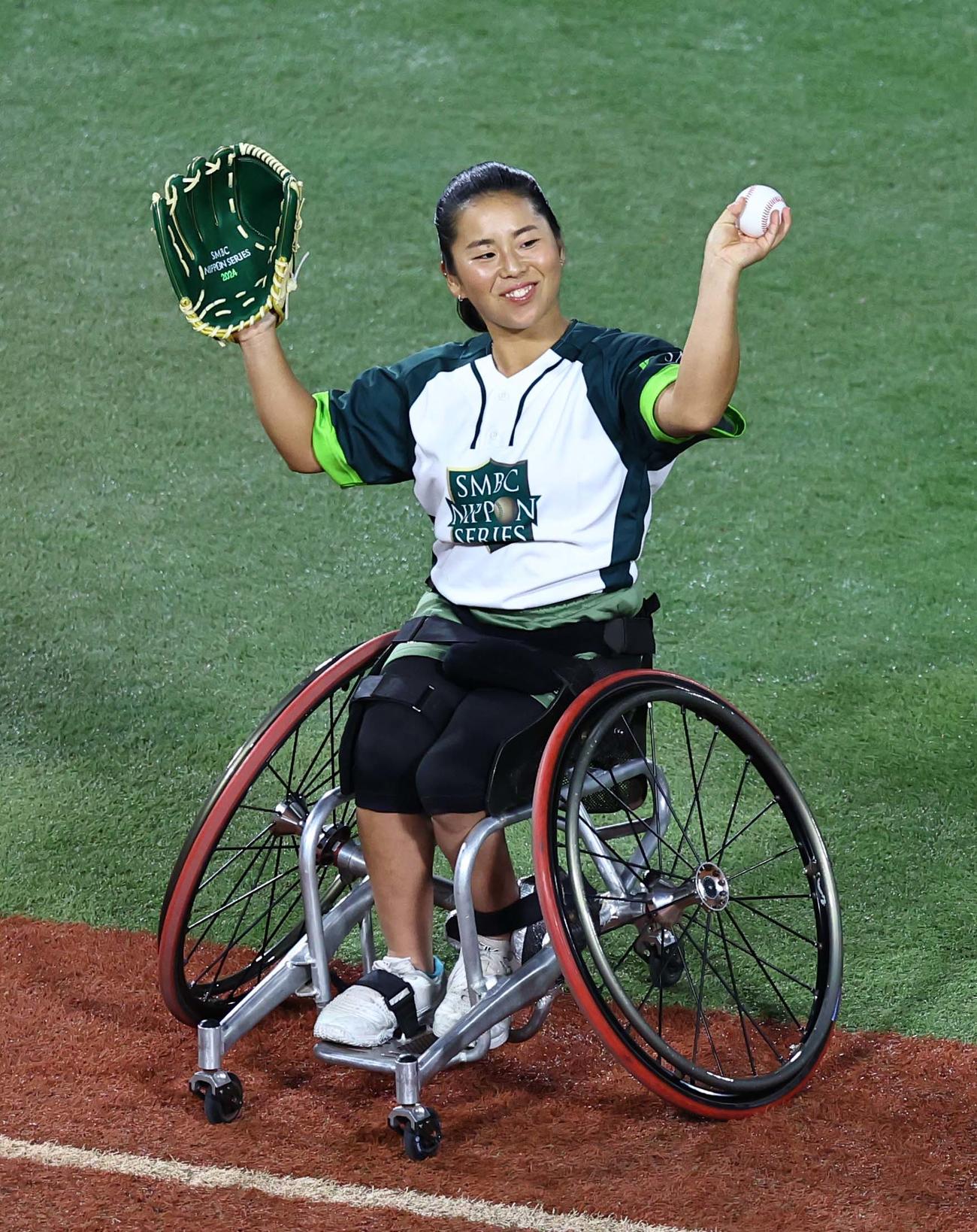DeNA対ソフトバンク　始球式を務めた車椅子テニスの上地選手（撮影・上田博志）
