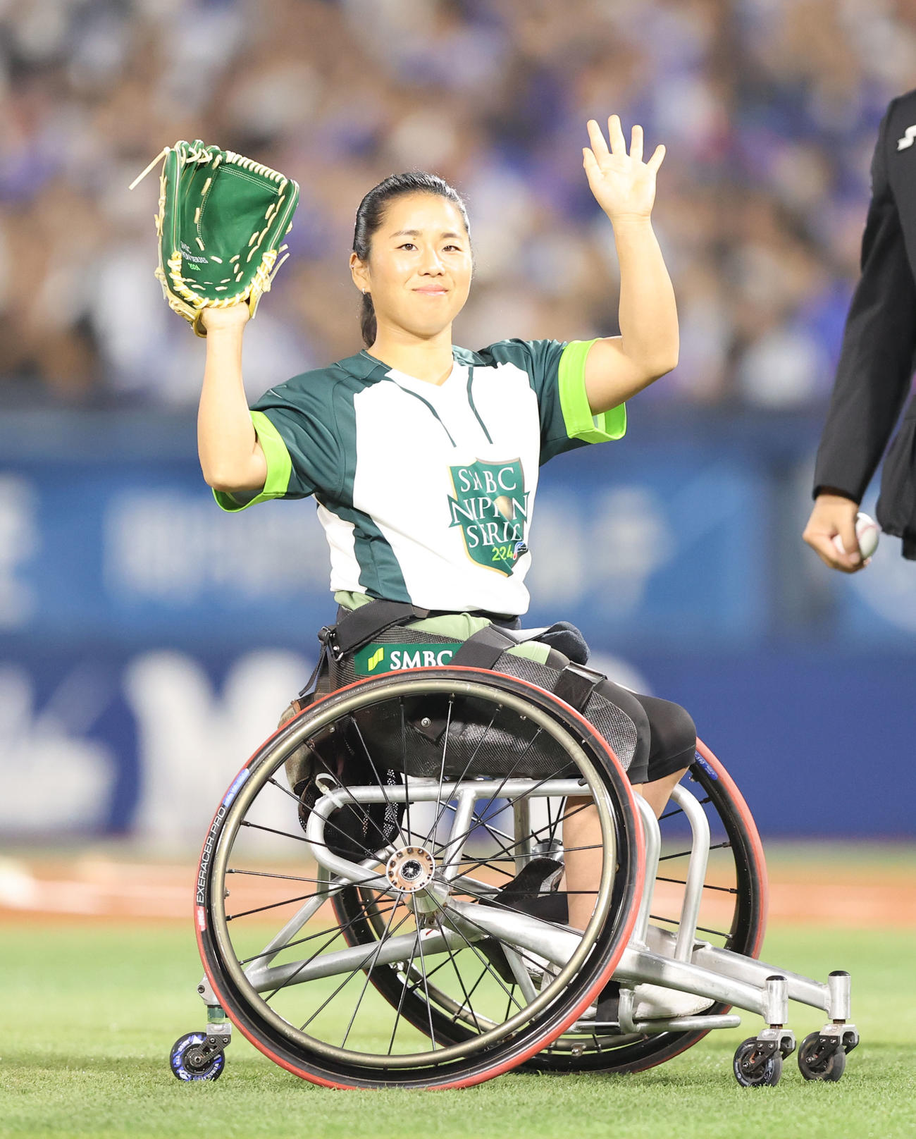 DeNA対ソフトバンク　始球式で見事な投球を披露したプロ車いすテニスプレイヤーの上地（撮影・梅根麻紀）