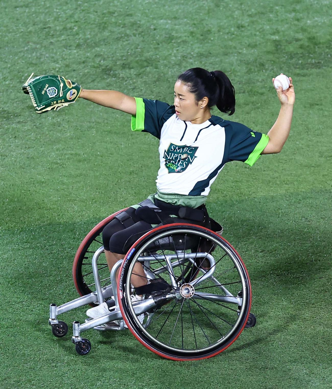 DeNA対ソフトバンク　始球式を務めた車椅子テニスの上地選手（撮影・上田博志）