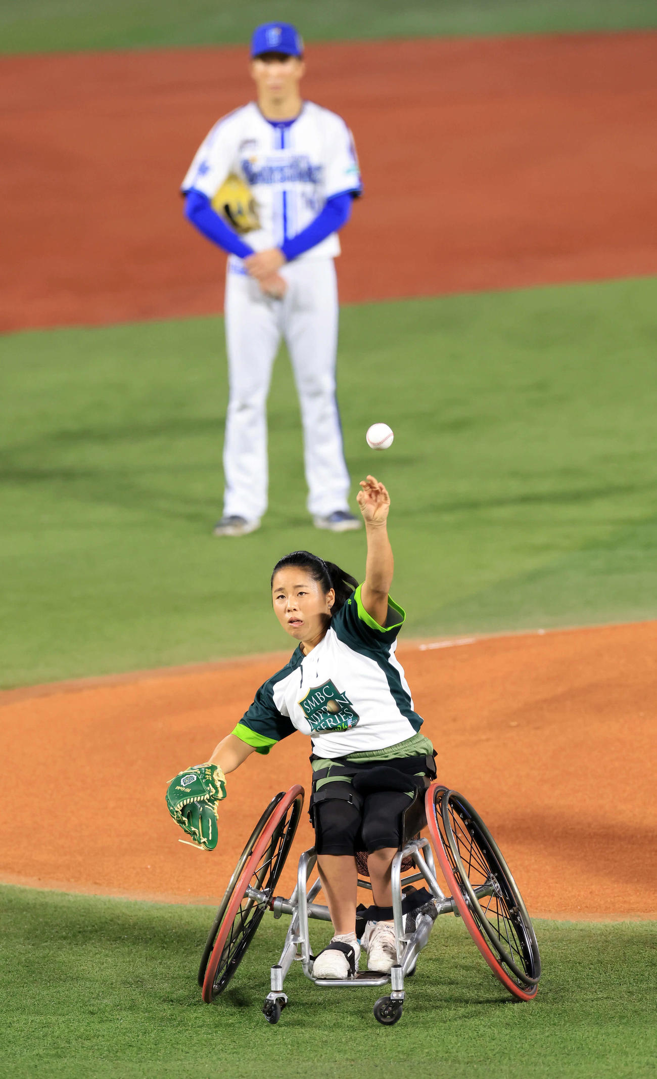 DeNA対ソフトバンク　始球式を務めた上地結衣（撮影・浅見桂子）