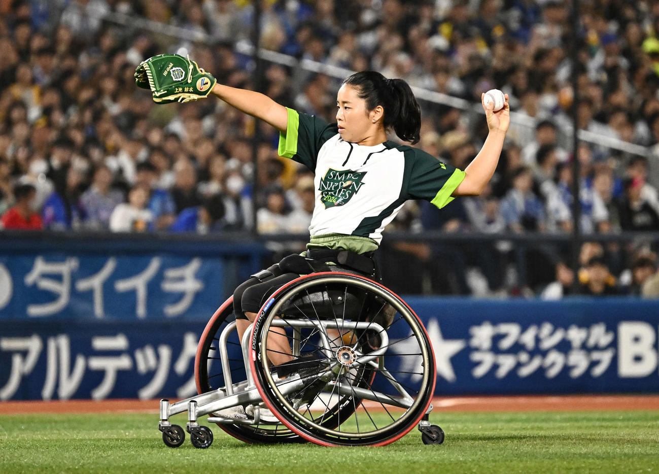 DeNA対ソフトバンク　始球式で投球する車いすテニスプレーヤーの上地（撮影・滝沢徹郎）