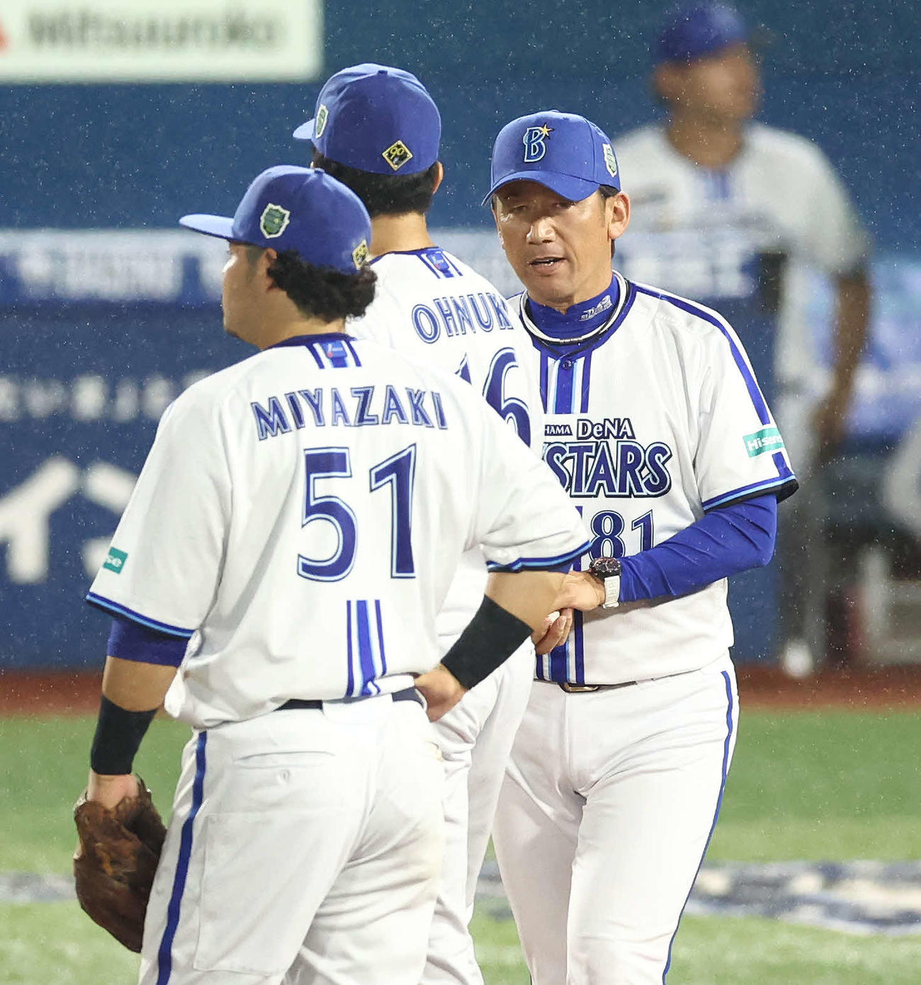 DeNA対ソフトバンク　3回表ソフトバン1死二、三塁、降板する大貫（中央）を迎える三浦監督（撮影・河田真司）