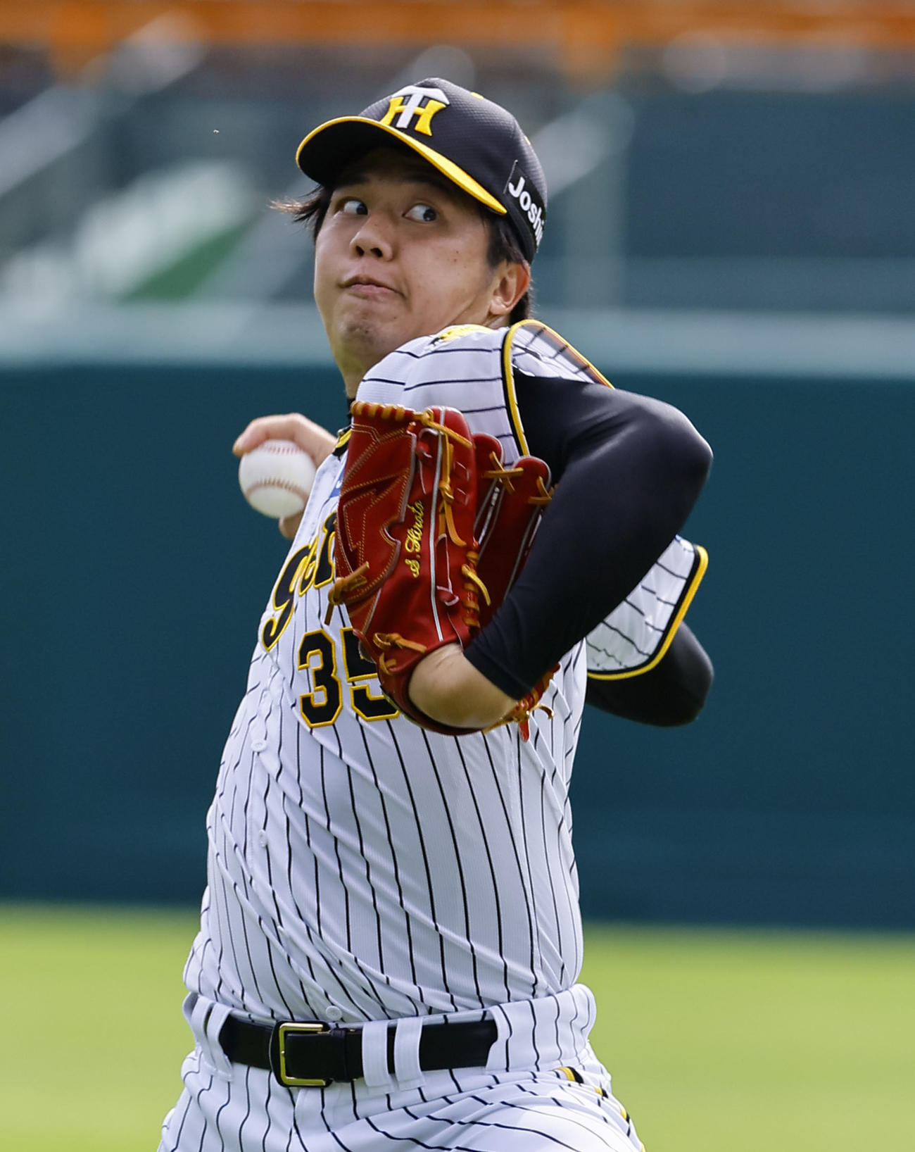 キャッチボールをする阪神才木（撮影・藤尾明華）