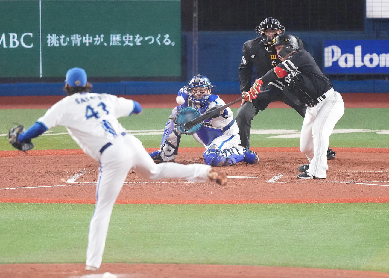 DeNA対ソフトバンク　3回表ソフトバンク1死二、三塁、右犠飛を放つ甲斐。投手佐々木（撮影・鈴木みどり）