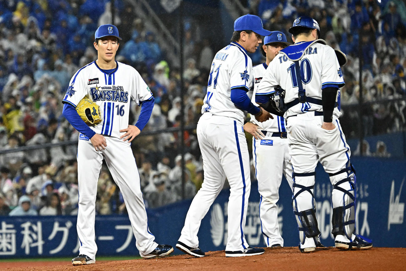 DeNA対ソフトバンク　3回表、DeNA三浦監督（左から2人目）に降板を告げられる大貫（左）（撮影・滝沢徹郎）
