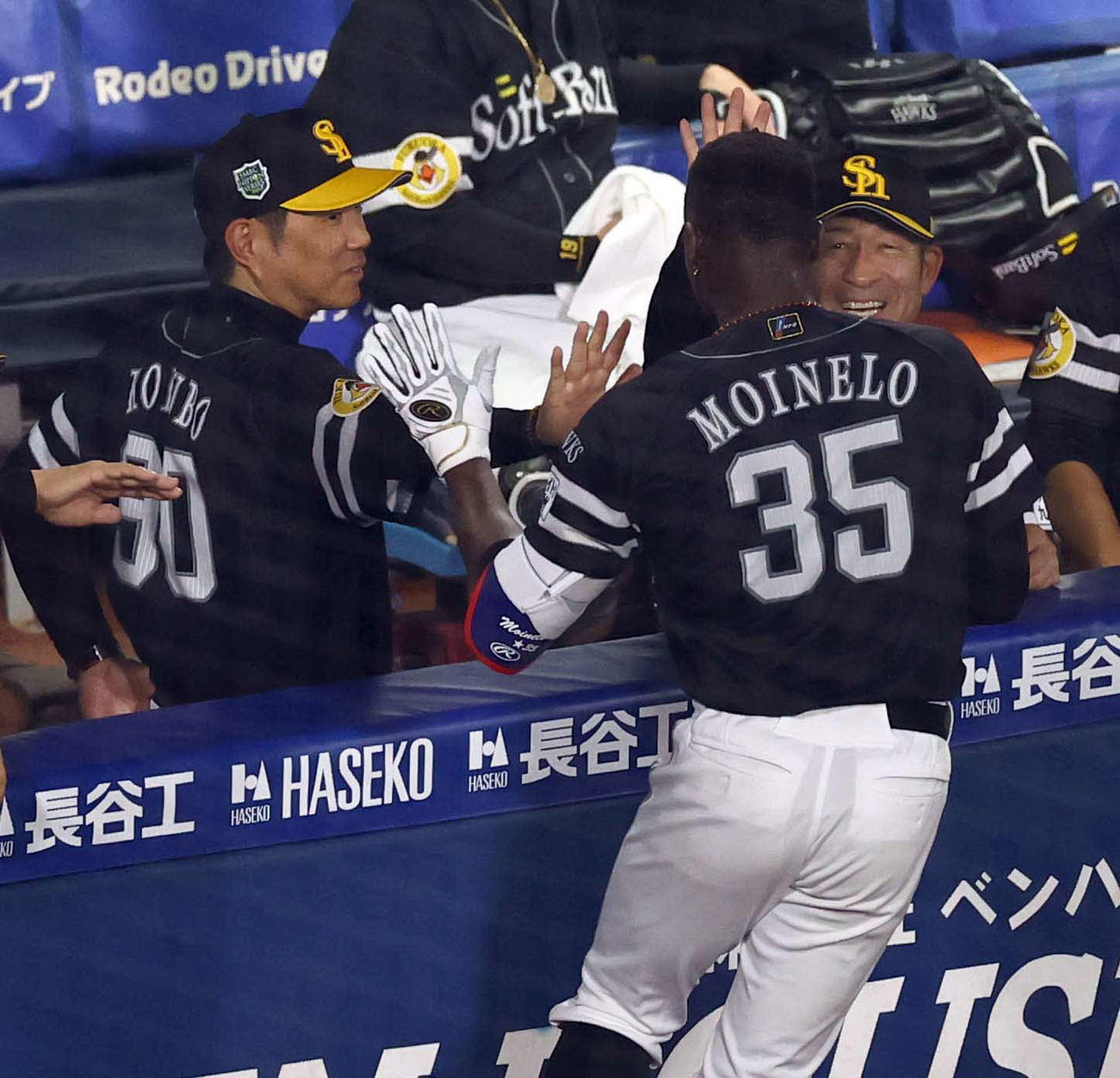DeNA対ソフトバンク　2回表ソフトバンク1死一塁、小久保監督（左）は送りバントを決めたモイネロをハイタッチで出迎える（撮影・上田博志）
