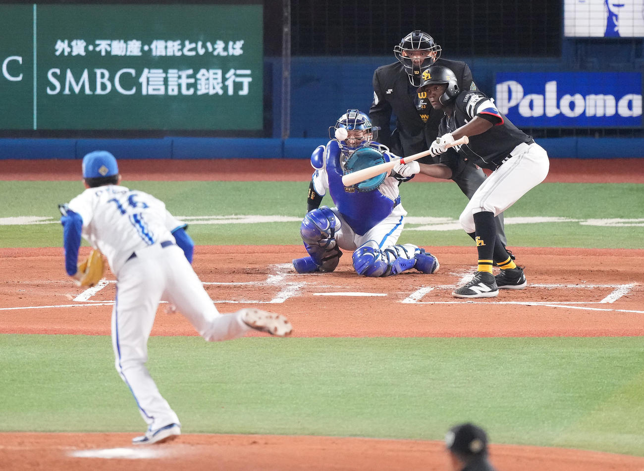 DeNA対ソフトバンク　2回表ソフトバンク1死一塁、送りバントを決めるモイネロ。投手大貫（撮影・鈴木みどり）