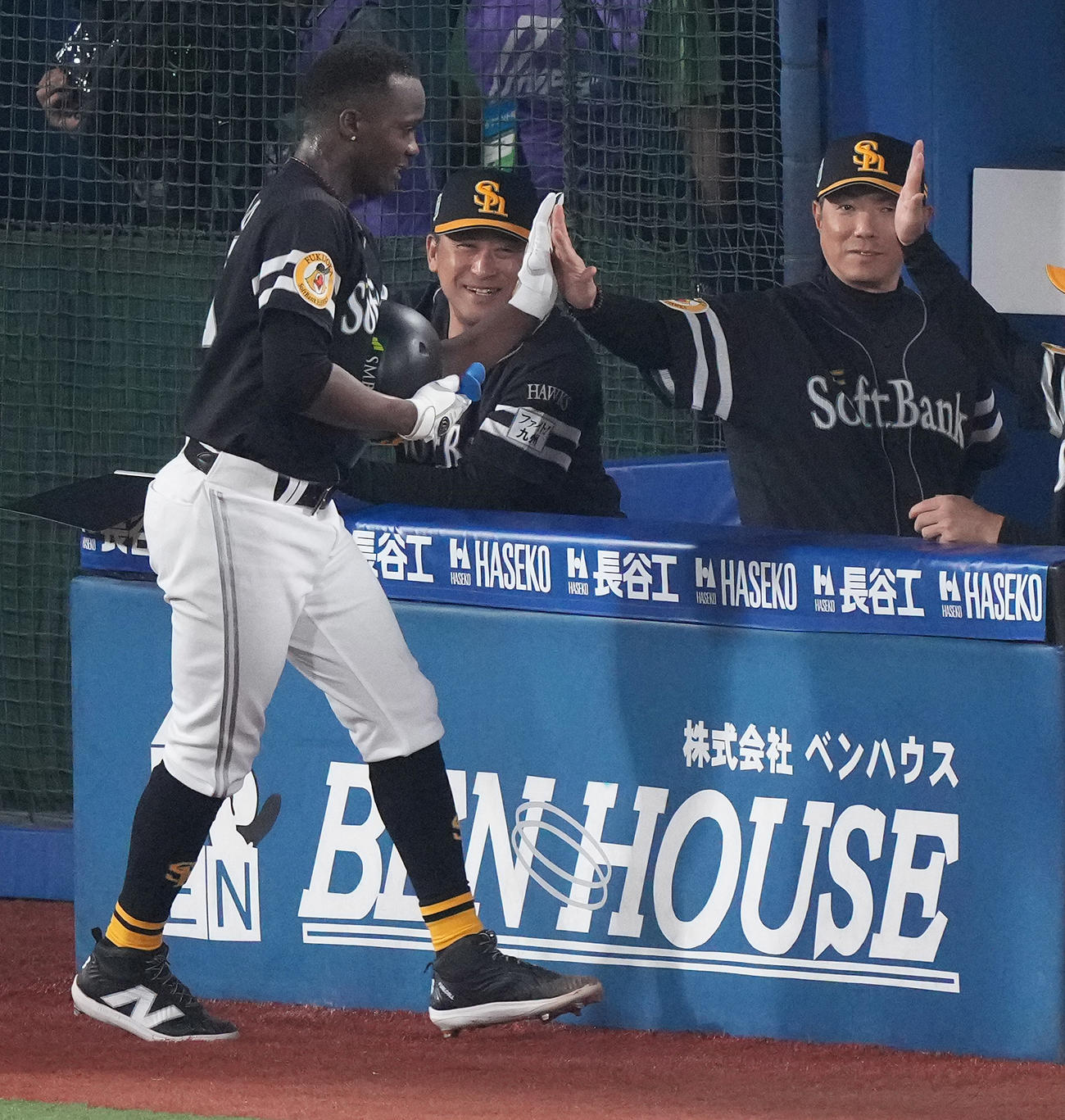 DeNA対ソフトバンク　2回表ソフトバンク1死一塁、送りバントを決めたモイネロ（左）を迎える小久保監督（撮影・鈴木みどり）