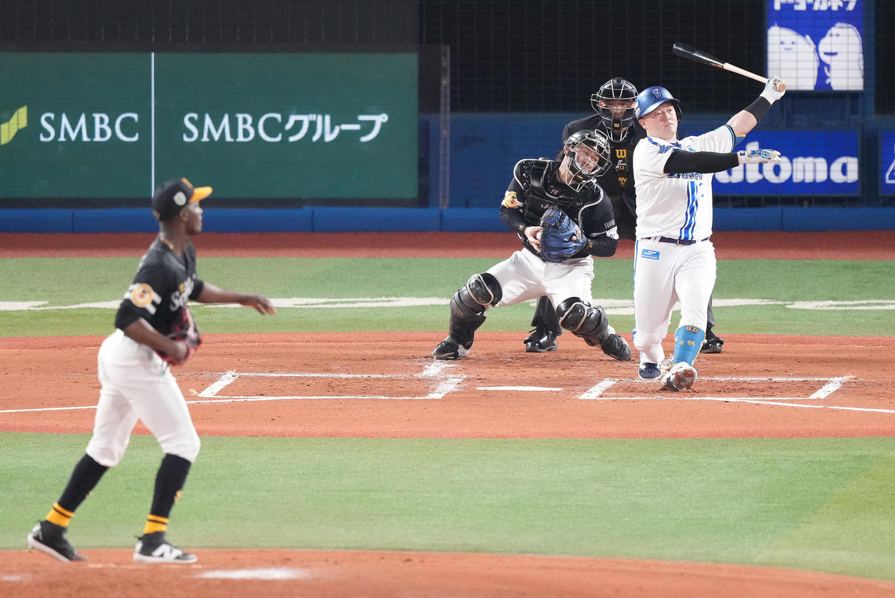 DeNA対ソフトバンク　1回裏DeNA2死、空振り三振に倒れる牧。投手モイネロ（撮影・鈴木みどり）