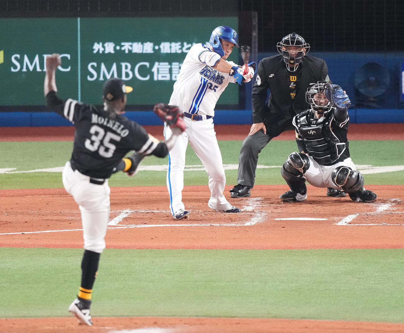DeNA対ソフトバンク　2回裏DeNA無死、空振り三振に倒れる筒香。投手モイネロ（撮影・鈴木みどり）