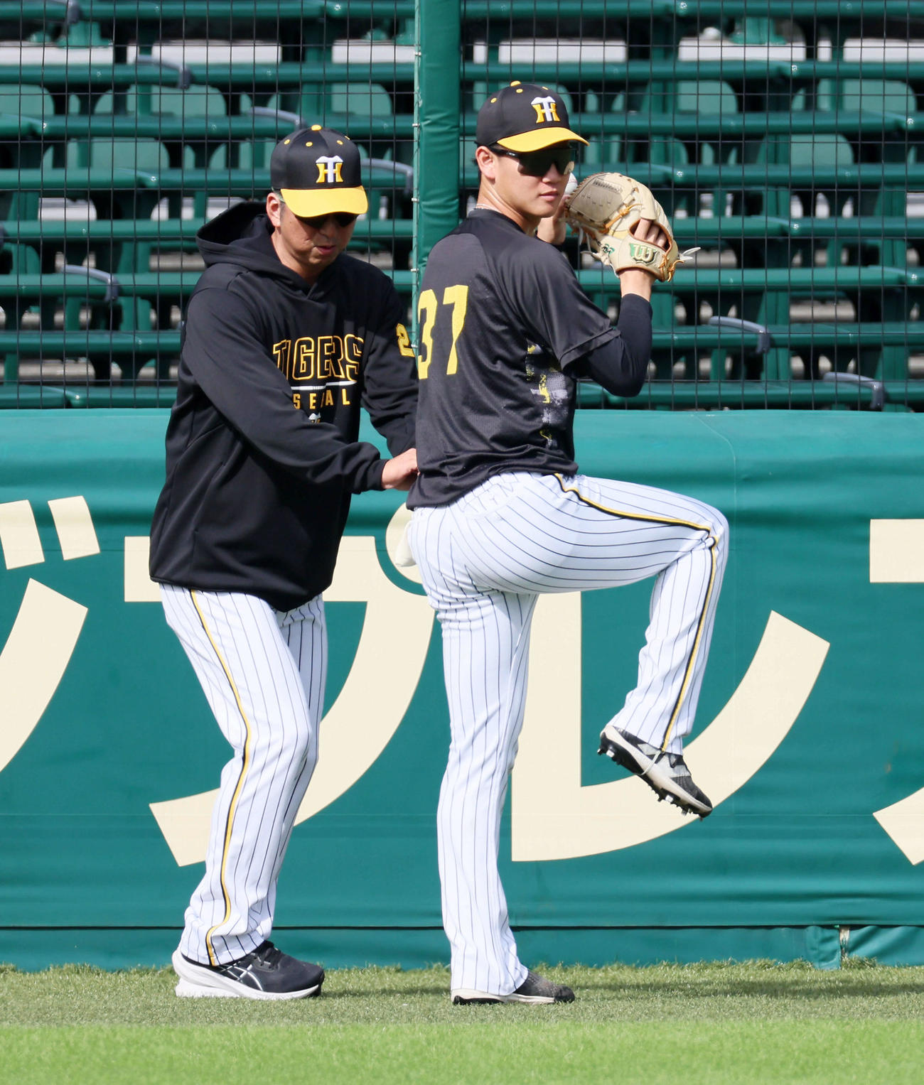 キャッチボールする及川（右）の腰に手を伸ばす藤川監督（撮影・加藤哉）