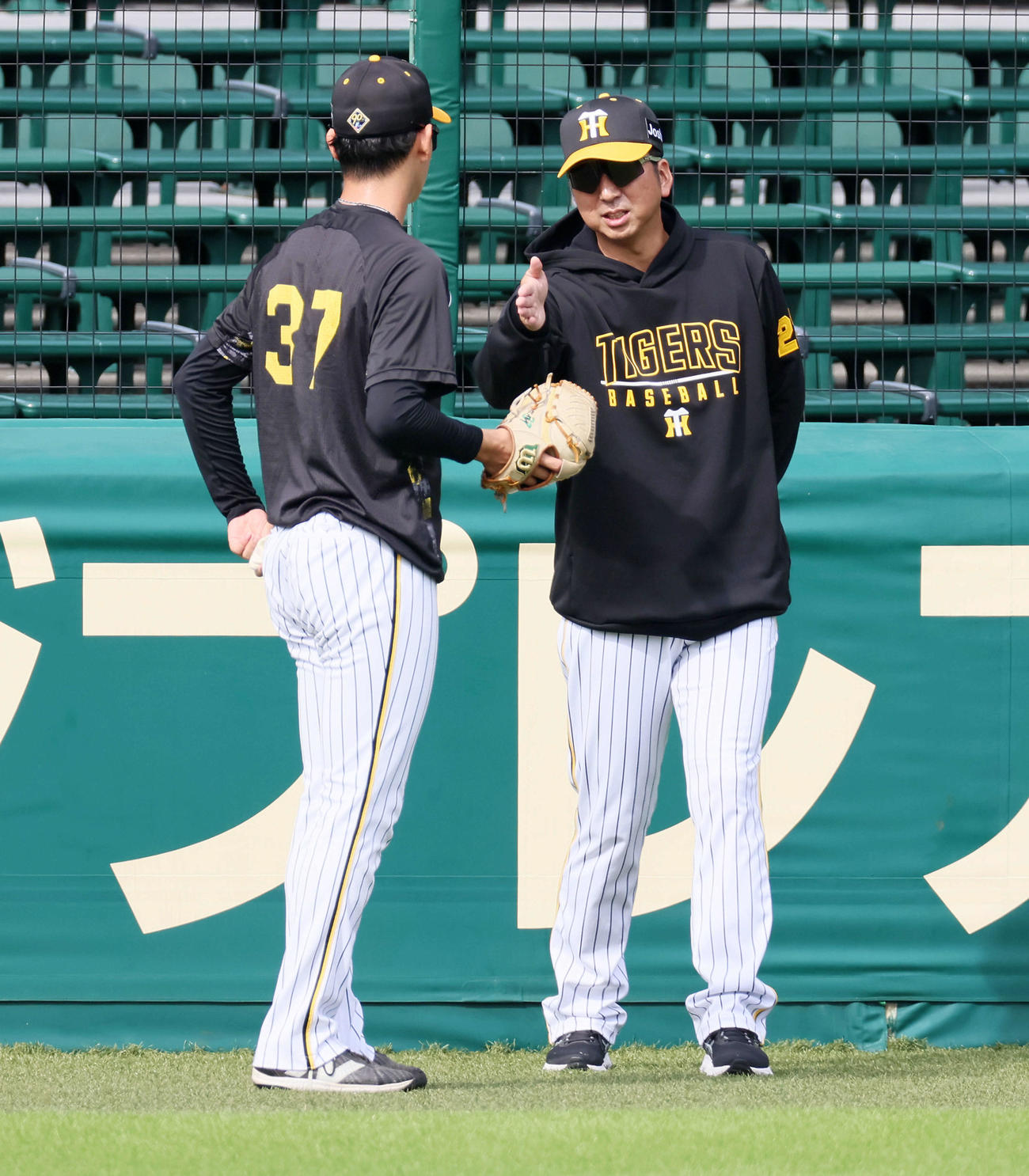 キャッチボールする及川（左）へアドバイスを送る藤川監督（撮影・加藤哉）