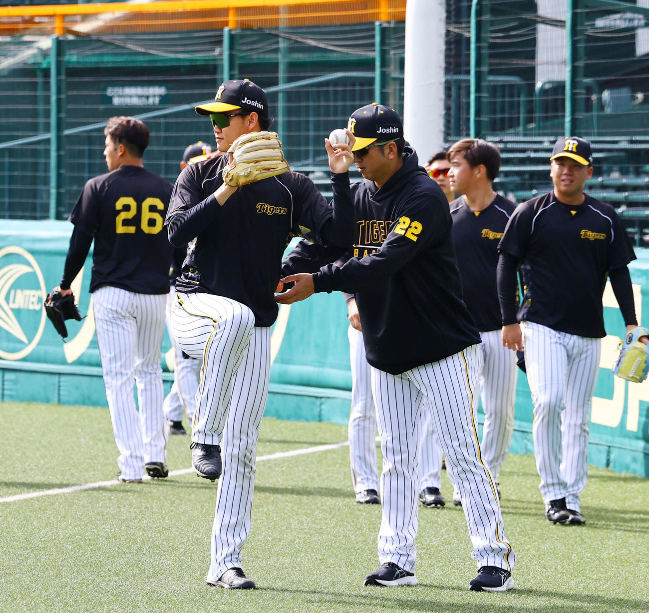 阪神藤川監督はキャッチボールする及川を指導（撮影・藤尾明華）