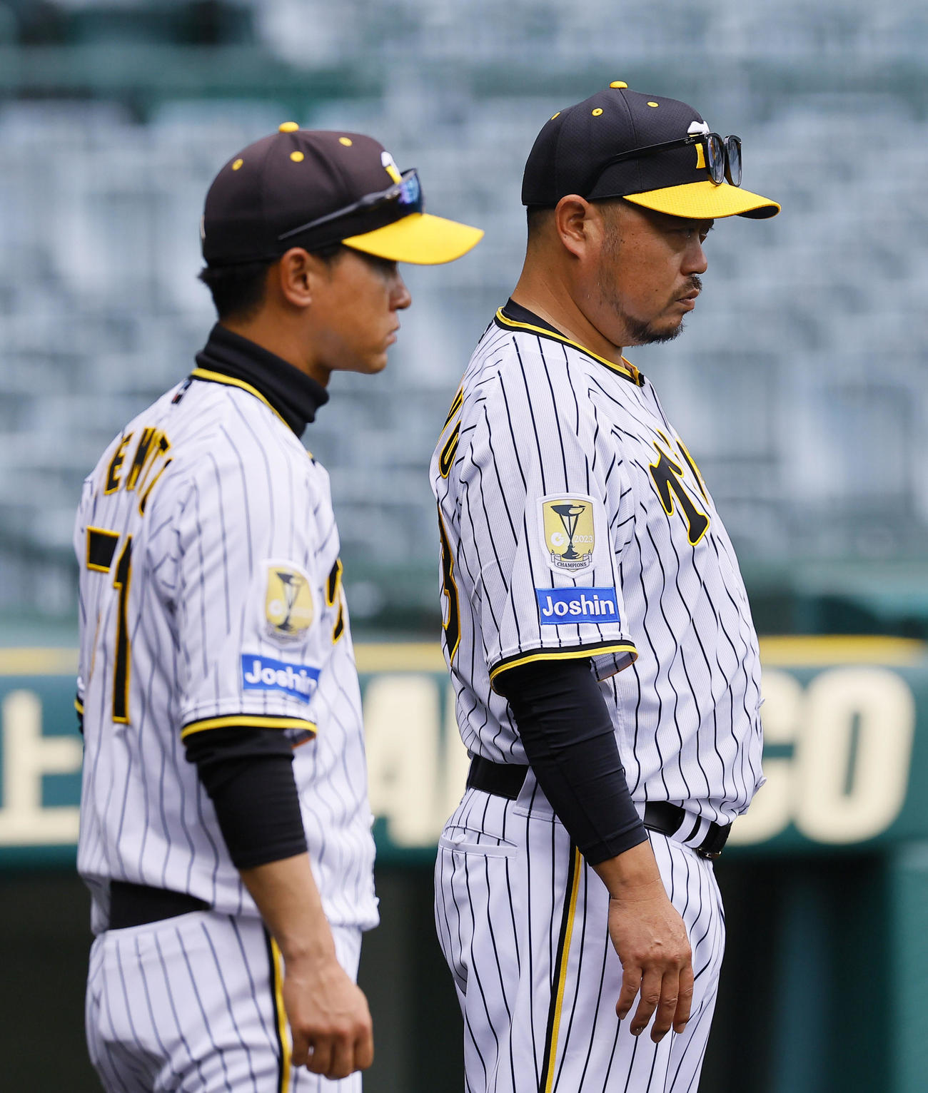 打撃練習を見つめる阪神上本打撃コーチ（左）と小谷野打撃コーチ（撮影・藤尾明華）