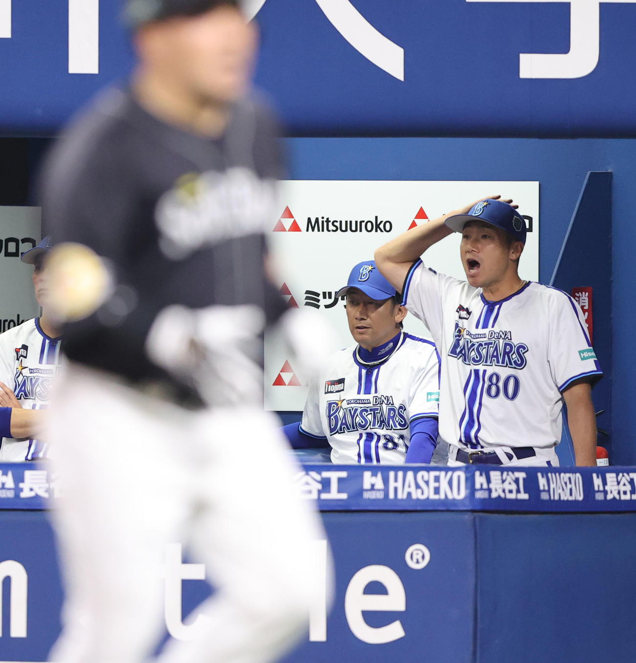 DeNA対ソフトバンク　1回表ソフトバンク2死一塁、山川の左越え先制2点本塁打でなんとも言えない表情を浮かべる三浦監督（撮影・梅根麻紀）