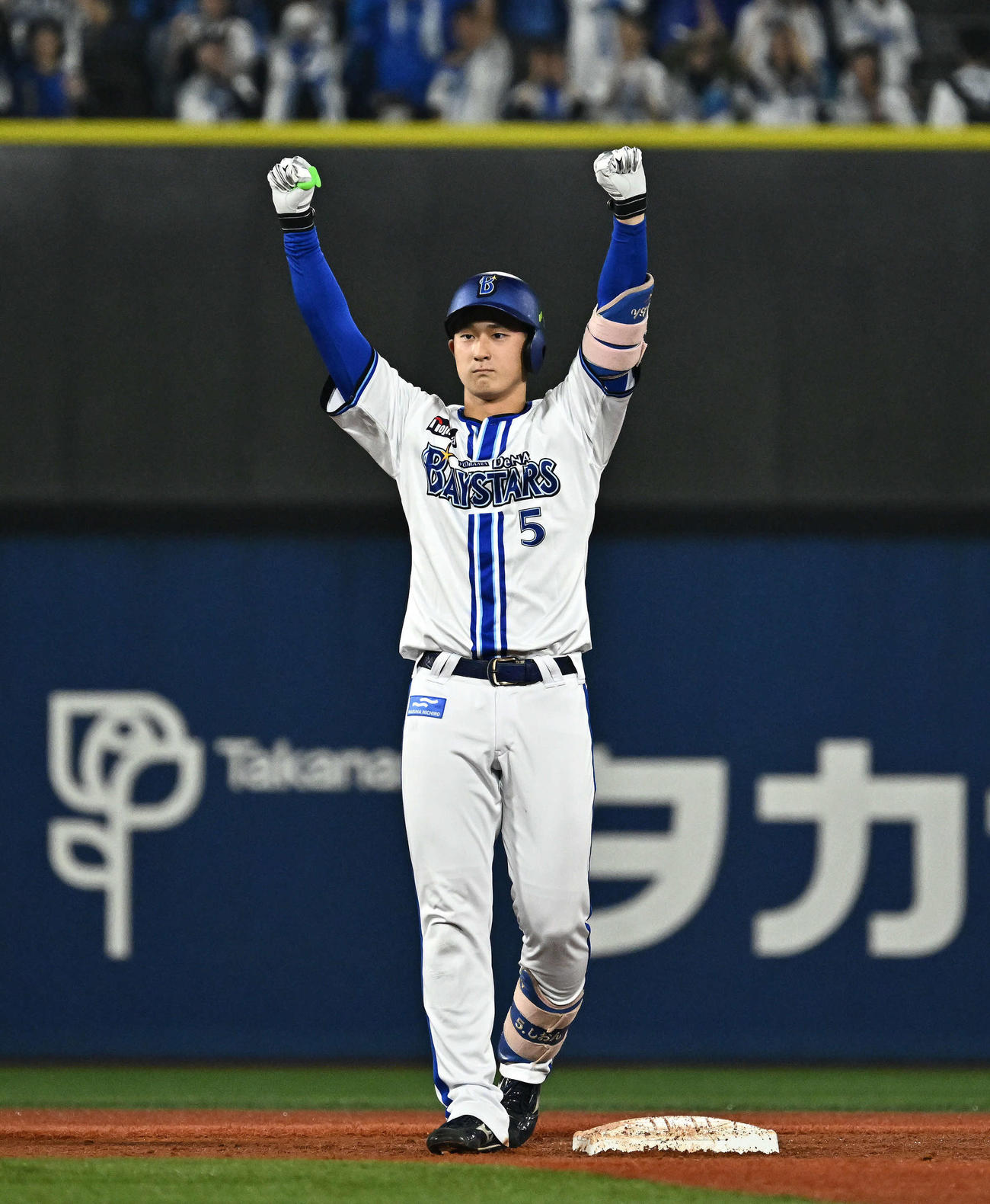 DeNA対ソフトバンク　5回裏DeNA1死一塁、代打松尾は左翼に二塁打を放ちポーズを決める（撮影・滝沢徹郎）