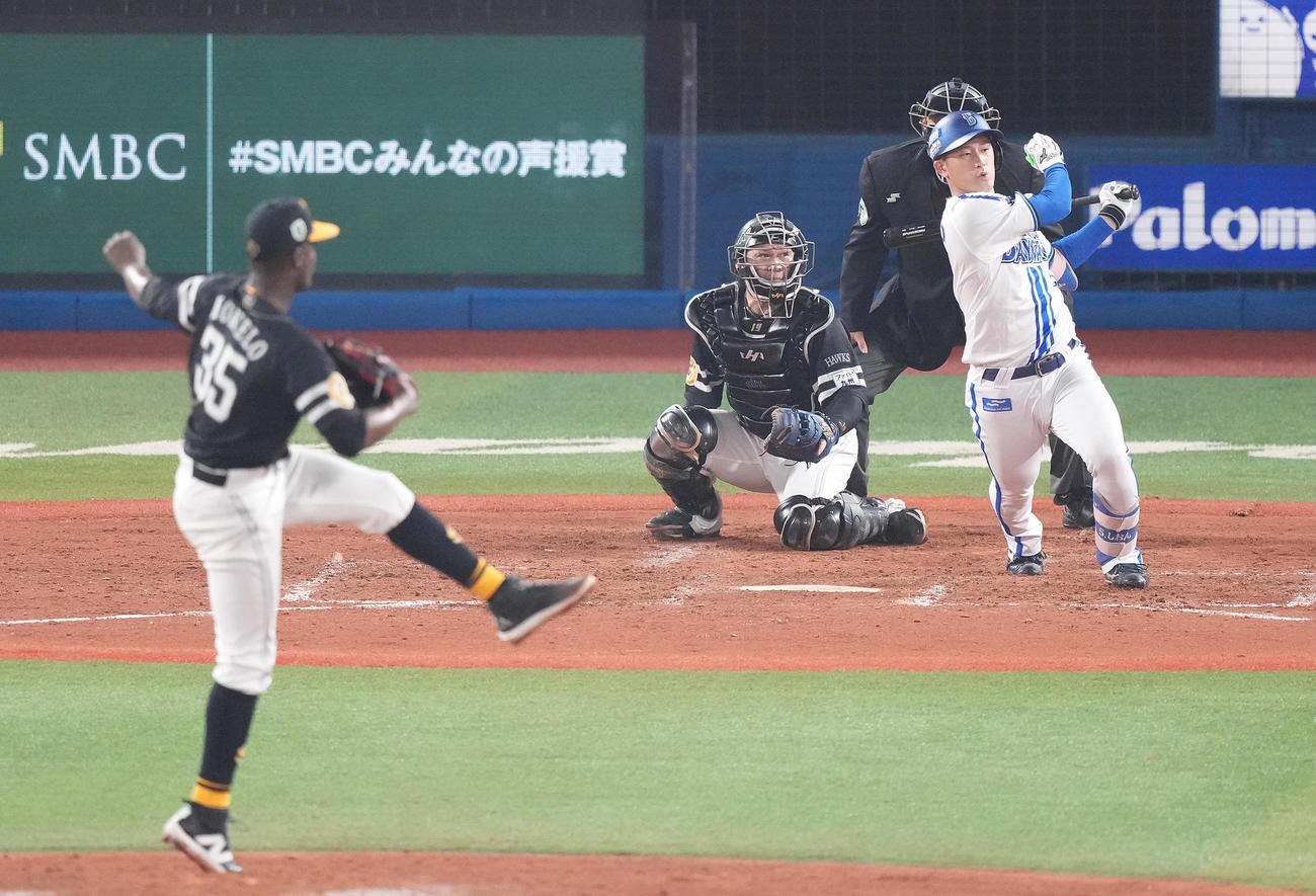 DeNA対ソフトバンク　5回裏DeNA1死一塁、左二塁打を放つ代打松尾。投手モイネロ（撮影・鈴木みどり）