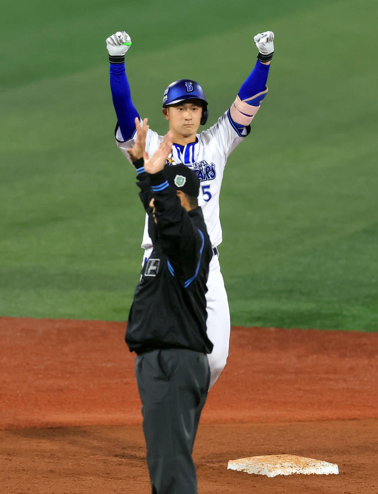 DeNA対ソフトバンク　5回裏DeNA1死一塁、左二塁打を放った松尾はガッツポーズ（撮影・浅見桂子）