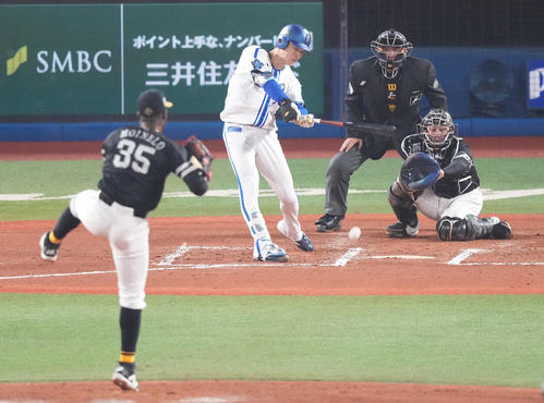 DeNA】6回から登板の中川颯が日本シリーズ初打席 一ゴロに凡退 - プロ