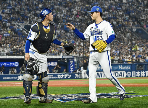 DeNA】6回から登板の中川颯が日本シリーズ初打席 一ゴロに凡退 - プロ