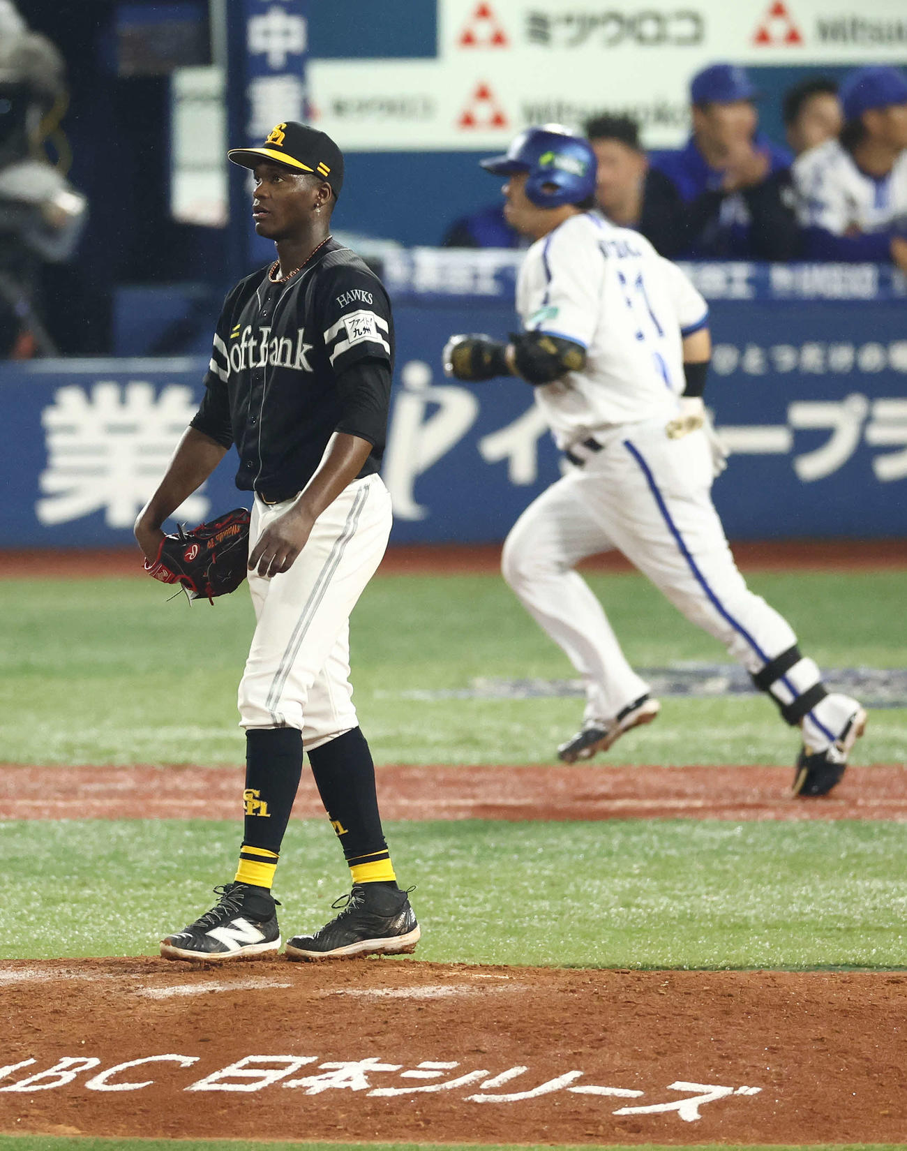 DeNA対ソフトバンク　6回裏DeNA2死、宮崎に中前打を浴びるモイネロ（撮影・河田真司）