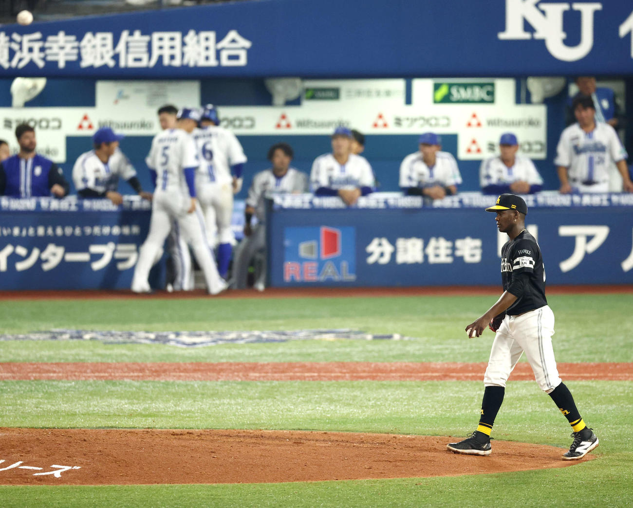 DeNA対ソフトバンク　5回裏DeNA1死二、三塁、桑原に2点適時二塁打を浴びるモイネロ（撮影・河田真司）